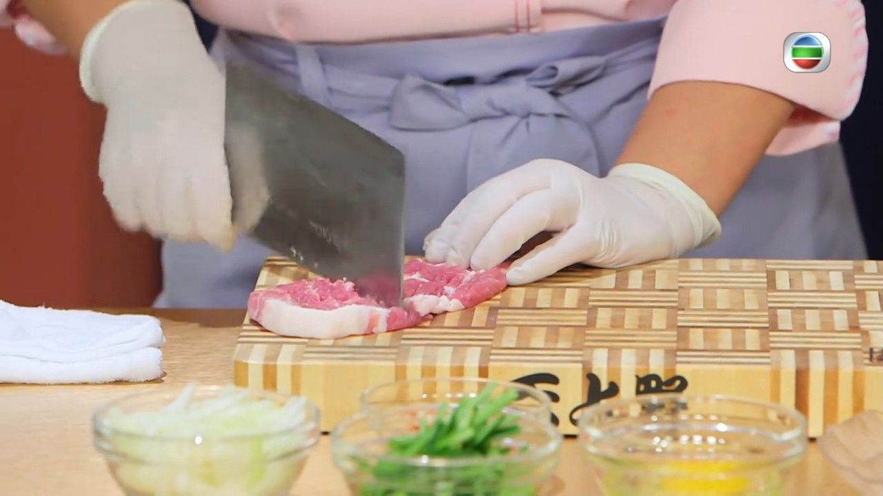 煎豬扒技巧｜三姐教外脆內嫩「不敗煎豬扒」打工仔必學1技巧令豬扒保持肉汁