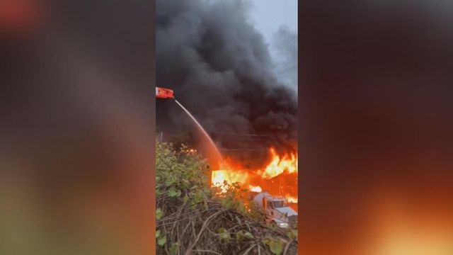 美國康涅狄格州公路三車相撞運油車起火 一名消防員灌救期間受傷送院