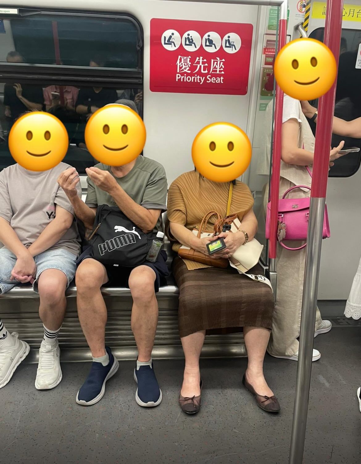 關愛座｜長者坐優先座疑做一舉動「自保」！網民嘆港人搭車壓力大：怕咗鍾意公審嘅人