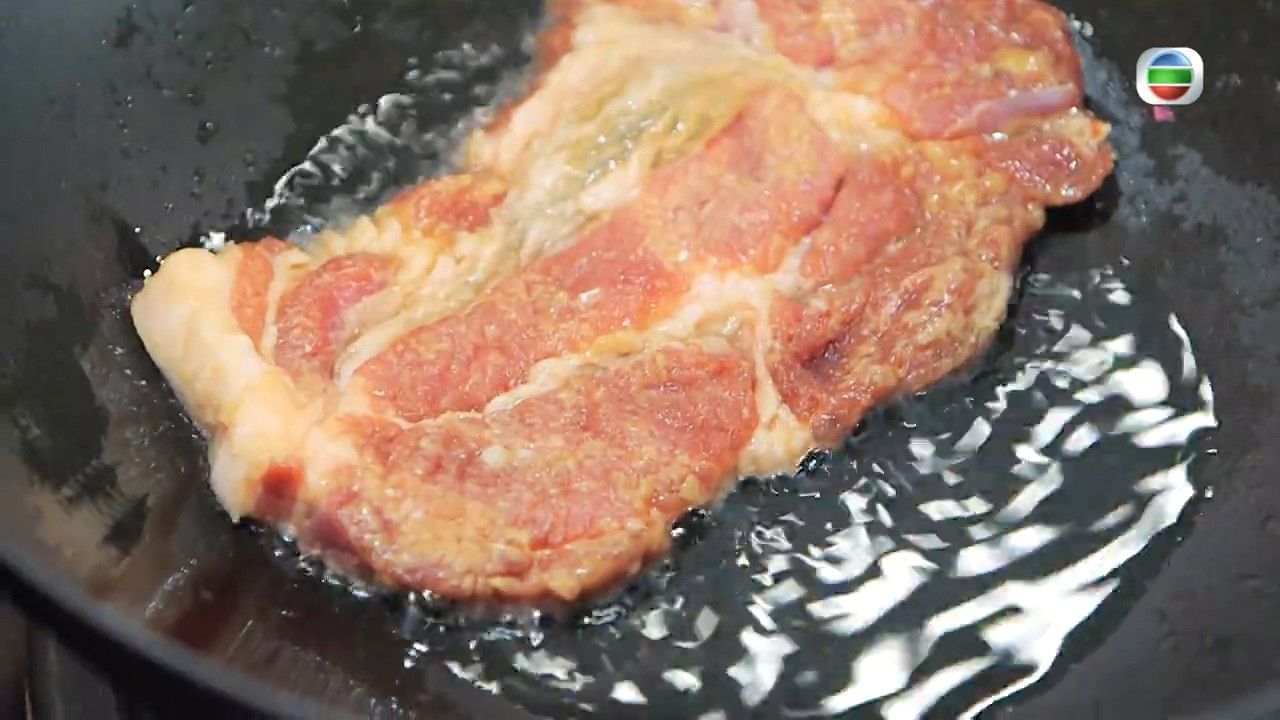 煎豬扒技巧｜三姐教外脆內嫩「不敗煎豬扒」打工仔必學1技巧令豬扒保持肉汁