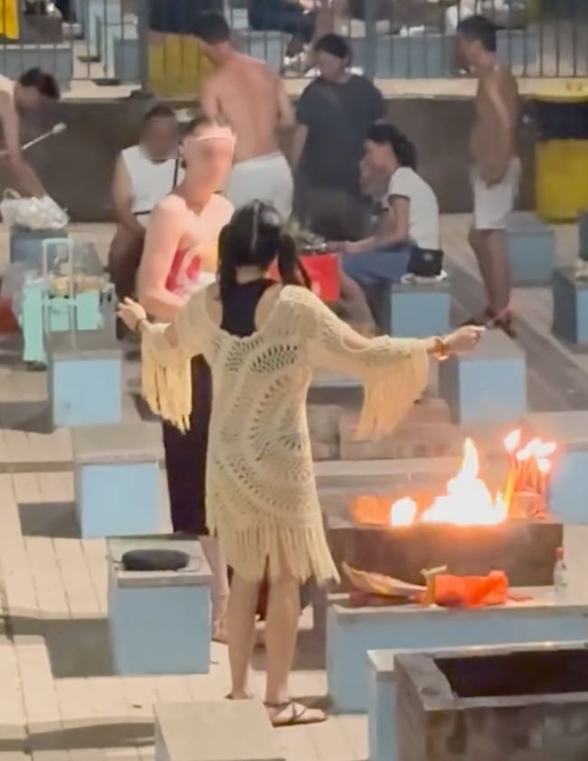鬼節｜兩男女BBQ場燒街衣！燒烤爐燒衣紙插香燭走時留下2物 網民鬧爆：下手食燒衣灰