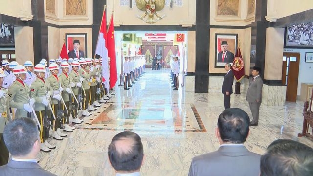 王毅到訪印尼 獲儀仗隊演奏《歌唱祖國》歡迎