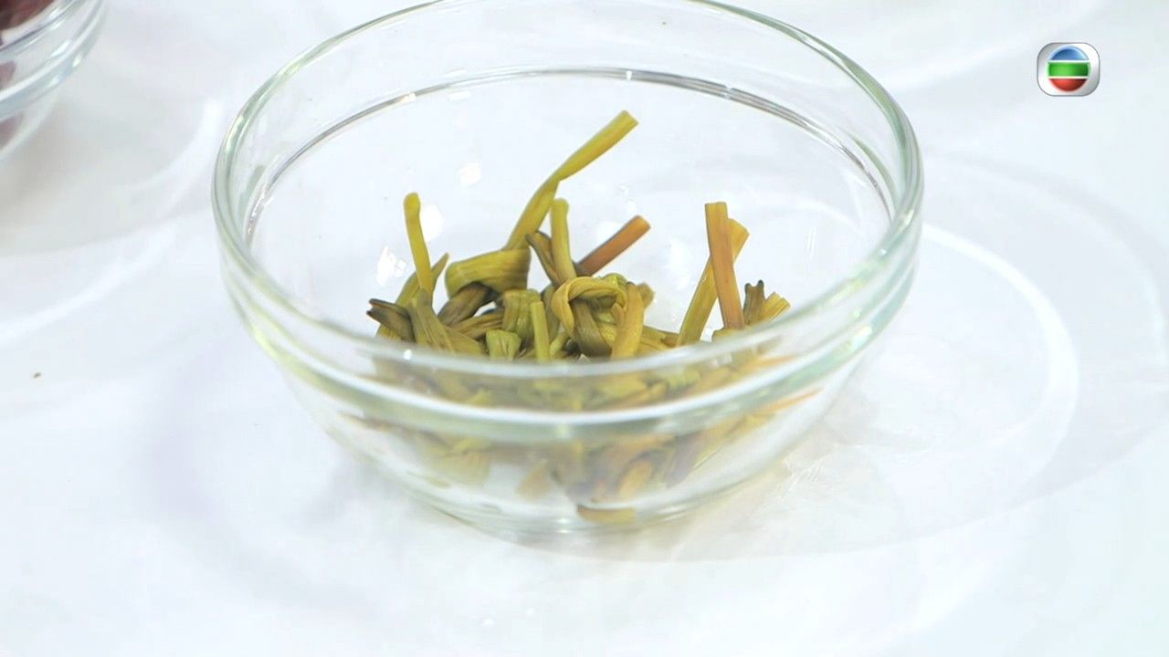 蒸雞食譜｜肥媽示範乾草菇金針花雪棗蒸雞 消暑解毒＋提免疫能力 2招秘技令蒸雞更惹味