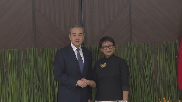 王毅展開印尼訪問行程 與外長蕾特諾會談