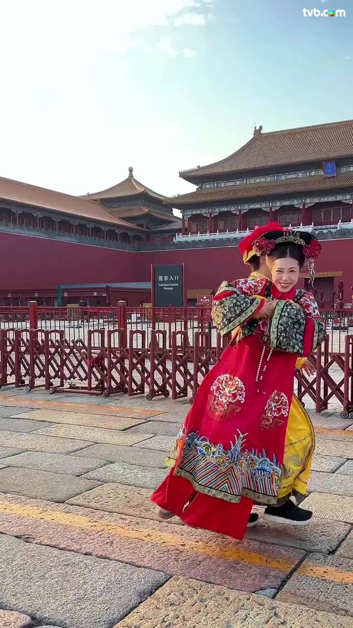 周吉佩舉鐵操麒麟臂 單手抱起老婆放閃 網友錯重點睇呢樣：好彩係你老公咋！ | TVB 無綫電視