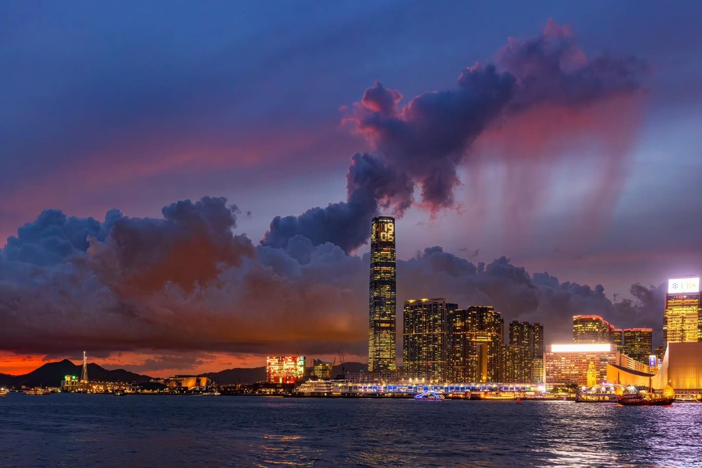 尖沙咀上空驚現落「血雨」現象？天文台官方出面解畫⋯