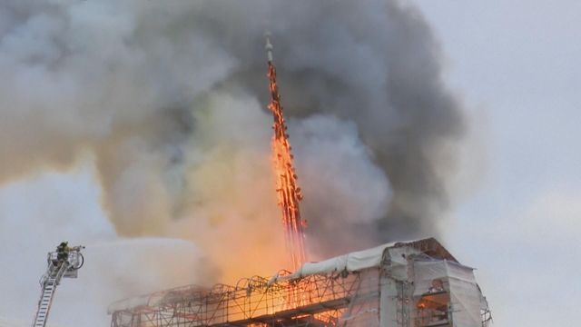 丹麥哥本哈根舊證券交易所大火 著名螺旋塔尖燒至倒塌