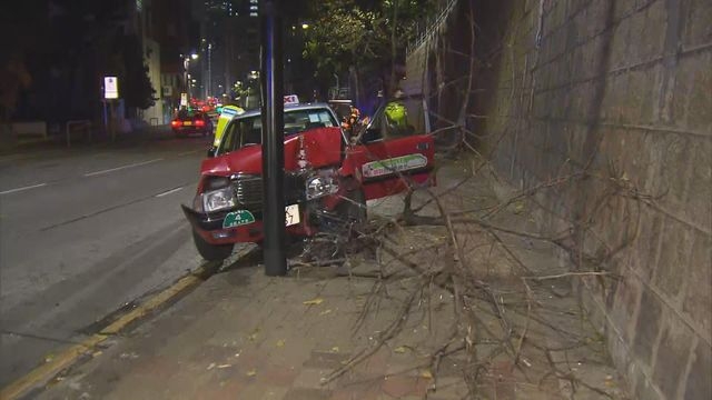 佐敦有的士撞燈柱 司機涉酒後駕駛被捕