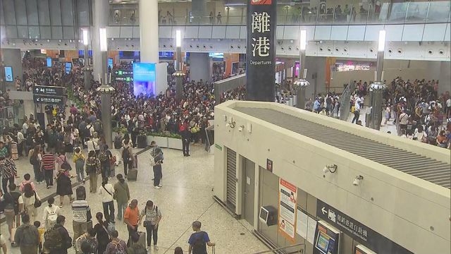 高鐵西九龍站早上人潮不絕 有市民指本港消費價格太貴