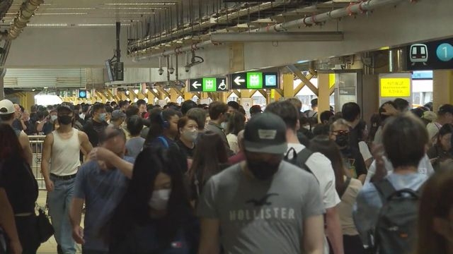 【離境人流】截至上午10時23萬香港居民出境 港珠澳大橋等口岸最繁忙