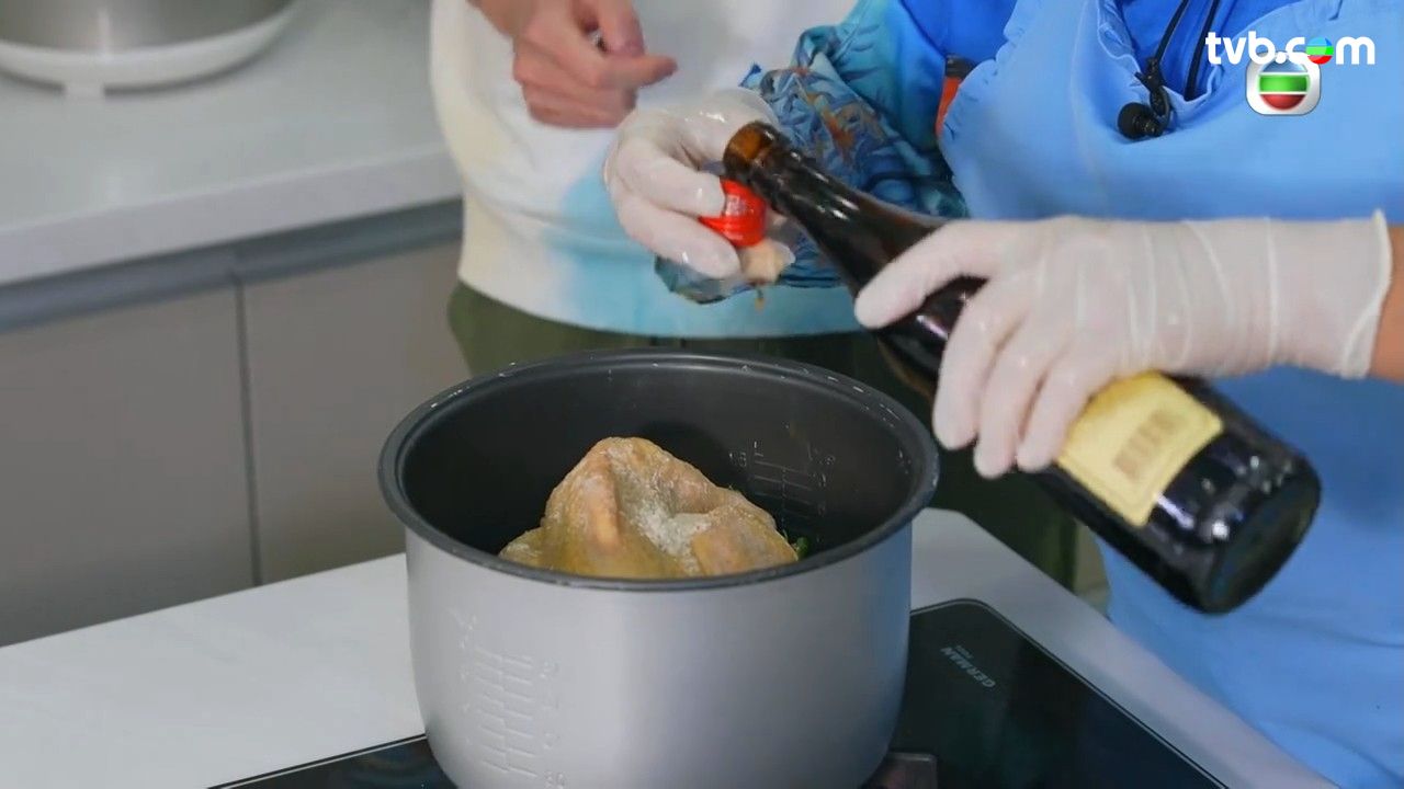 鹽焗雞食譜｜肥媽用電飯煲整鹽焗雞 新手必試3步做好！4大貼士令雞肉更入味