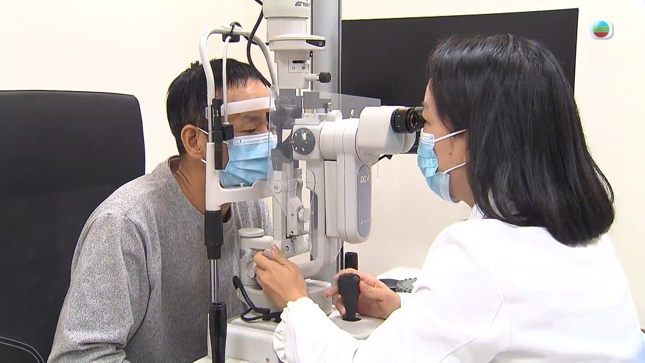 飛蚊症是視網膜脫落警號？飛蚊症3大高危人士要注意 營養師推介3類食物日常護眼