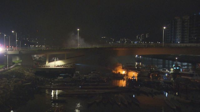 清水灣半島對開海面兩艘停泊遊艇起火 無人受傷